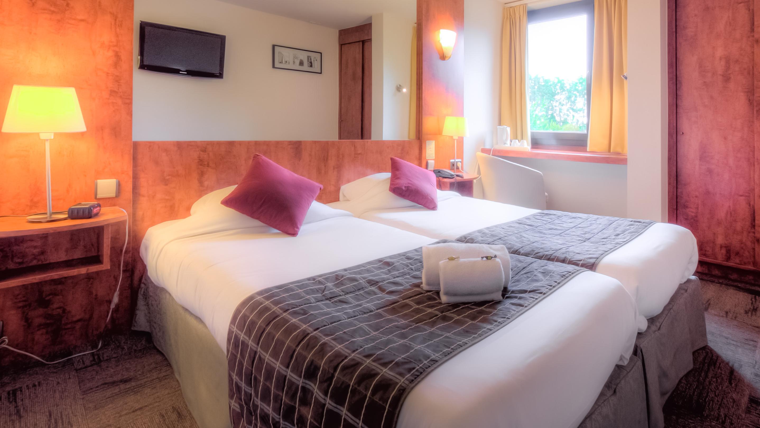 Logis Hotel Restaurant Des Acacias Lille Neuville En Ferrain نيوفيل-ان-فيرا المظهر الخارجي الصورة