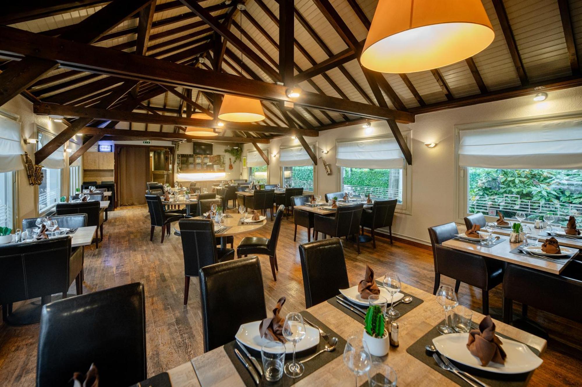 Logis Hotel Restaurant Des Acacias Lille Neuville En Ferrain نيوفيل-ان-فيرا المظهر الخارجي الصورة