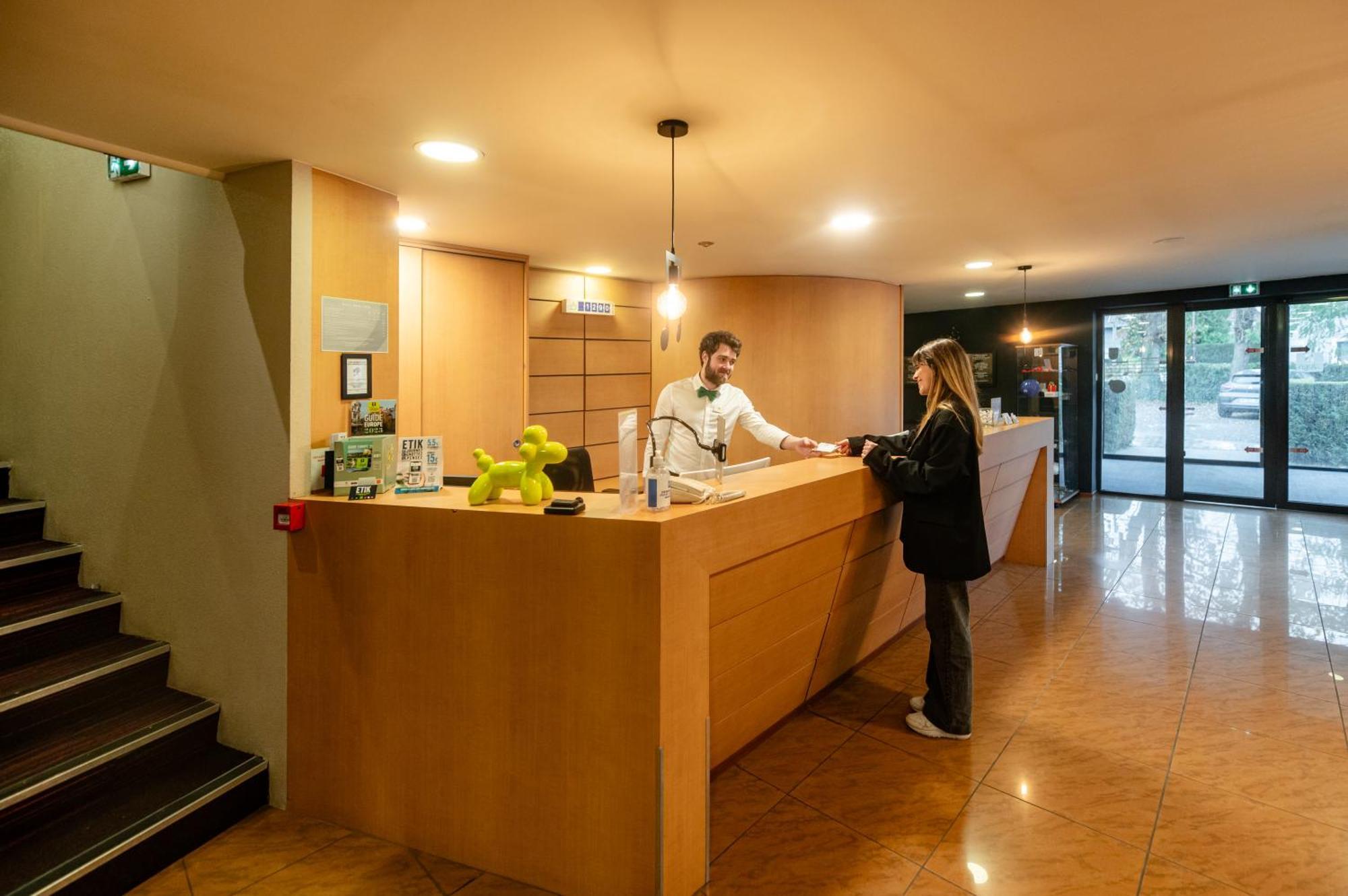 Logis Hotel Restaurant Des Acacias Lille Neuville En Ferrain نيوفيل-ان-فيرا المظهر الخارجي الصورة