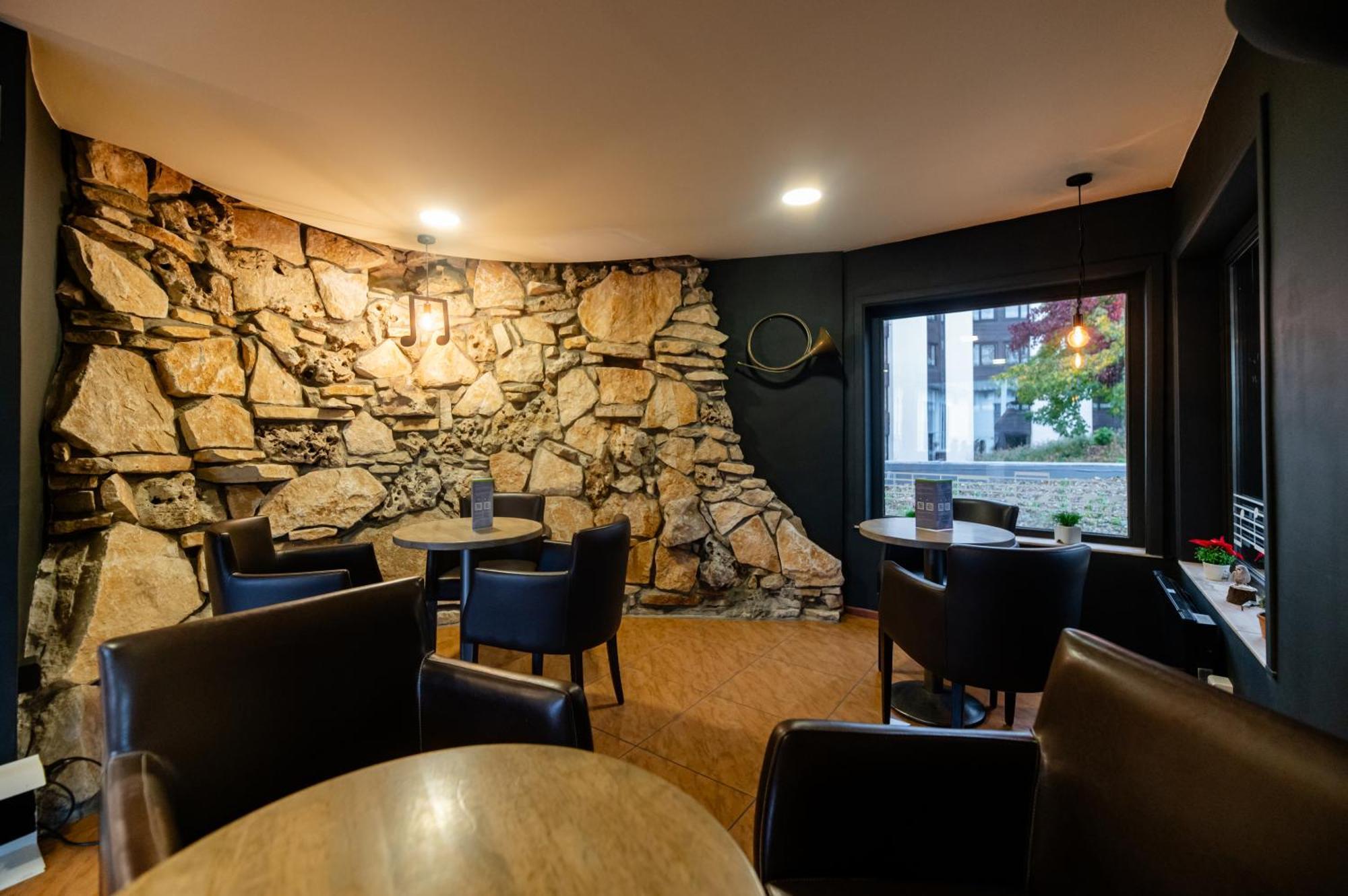 Logis Hotel Restaurant Des Acacias Lille Neuville En Ferrain نيوفيل-ان-فيرا المظهر الخارجي الصورة
