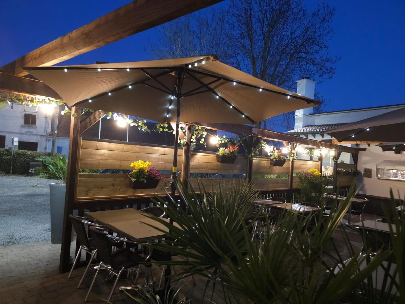Logis Hotel Restaurant Des Acacias Lille Neuville En Ferrain نيوفيل-ان-فيرا المظهر الخارجي الصورة